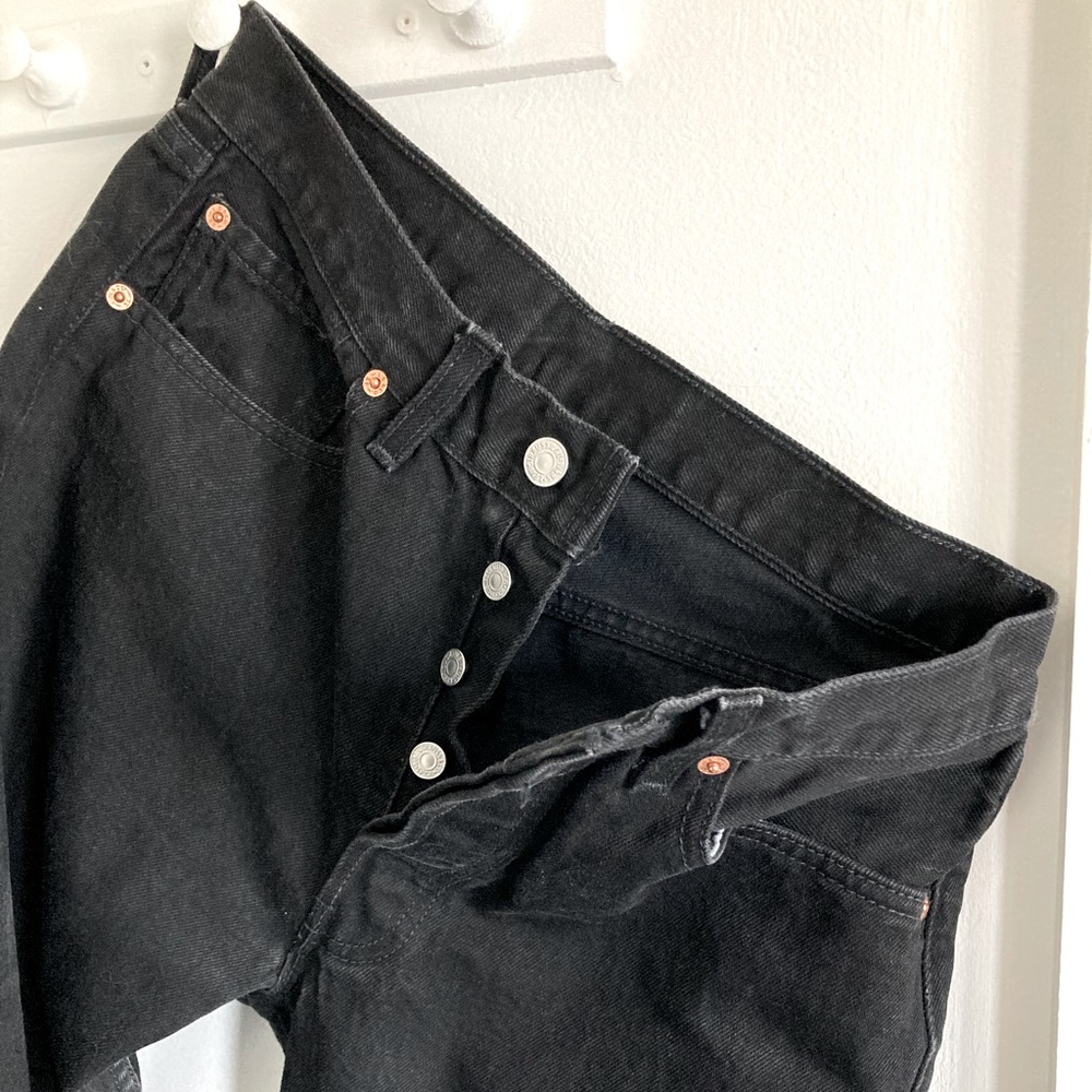 Levi’s black straight leg. Size 31.
